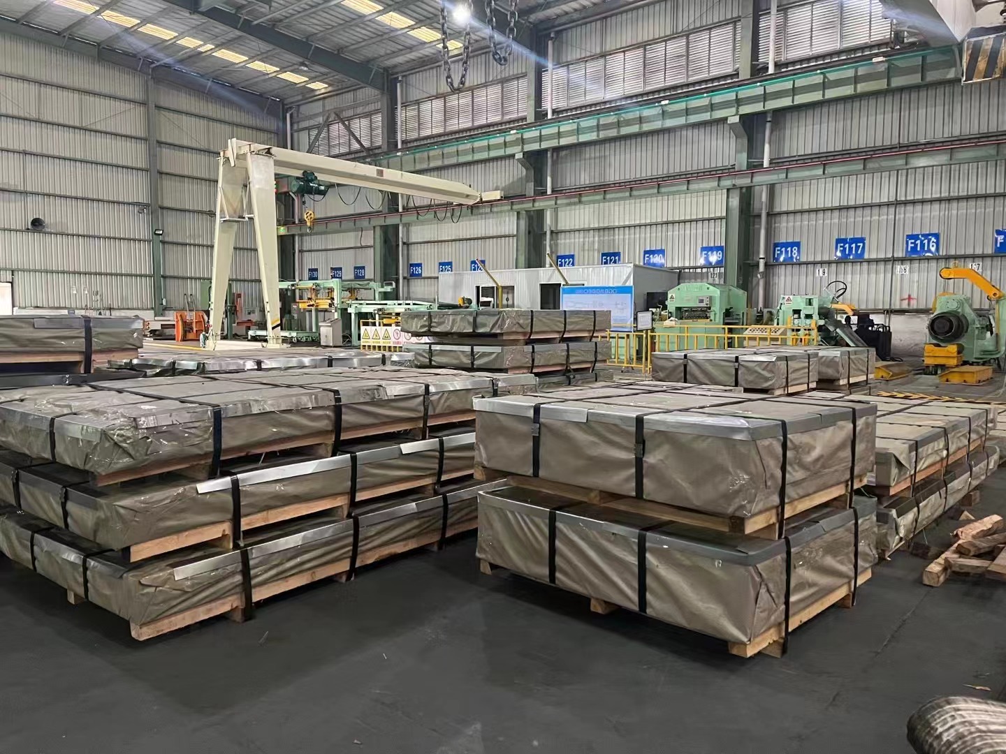 電鍍鋅開平板成品區(qū)域